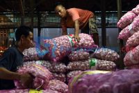 Pedagang menata tumpukan karung bawang putih impor di pasar Induk, Kramat Jati, Jakarta, Senin (9/3). Ketua Dewan Holtikultura Nasional Benny Kusbini mengatakan kebutuhan bawang putih per tahun bisa mencapai 400 ribu ton atau lebih besar dari rekomendasi yang diberikan pemerintah. ANTARA FOTO/M Agung Rajasa/ama/15.