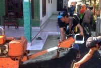 Warga Sibuk Bekerja  Pemberbaiki Jalan Desa