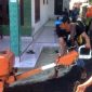 Warga Sibuk Bekerja  Pemberbaiki Jalan Desa
