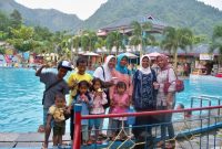 Pengunjung Tirta Indahh Majalengka Foto Selfi Bersama Keluarga