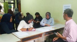Rahmawati, Memantau Warga yang mnegisi berkas formuli di pengaduan PPDB Online 2017 di SMA 6 Negeri Kota Bekasi