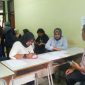 Rahmawati, Memantau Warga yang mnegisi berkas formuli di pengaduan PPDB Online 2017 di SMA 6 Negeri Kota Bekasi