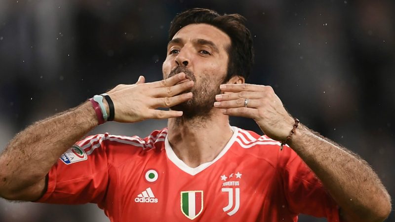 Doc: Gianluigi Buffon menyapa para pendukung Juventus.