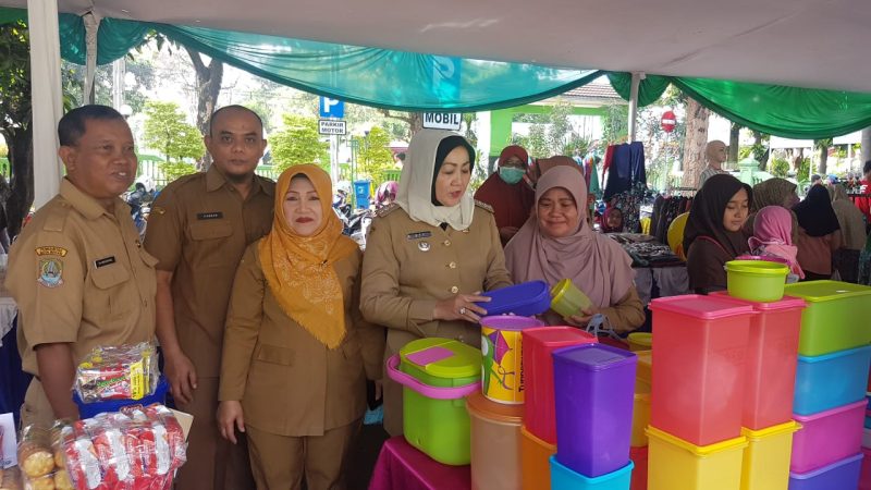 Ramadan Berkah: Camat Mustika Jaya Aty Rostaty memantau Bazar pasa murah,.