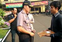 Insipirasi: Kapolres Metro Bekasi Kota Kombes Pol Indarto saat memberikan penghargaan kepada korban begal yang melawan pelaku begal. 
