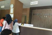 Tampak: Pelayanan Kantor Kecamatan Rawalumbu, Kota Bekasi berjalan dengan normal banyak warga yang datang.