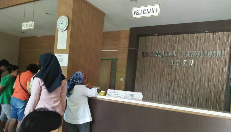 Tampak: Pelayanan Kantor Kecamatan Rawalumbu, Kota Bekasi berjalan dengan normal banyak warga yang datang.