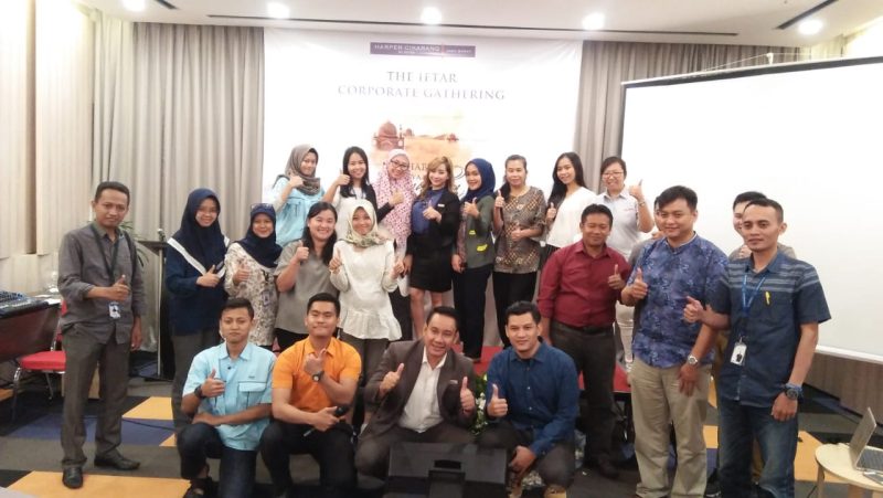 Foto Bersama: Para tamu undangan The Corporate Gathering sesi foto bareng denken jajaran Harper Cikarang, Senin (5/6/18).
