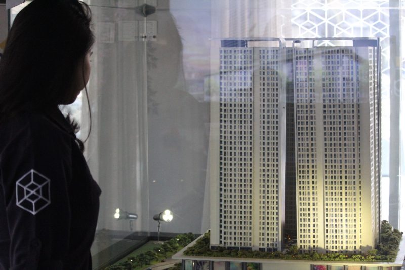 Megah: Kharisma Darafika, Marcomm Executive Chadstone Cikarang tertatik menjelaskan beberpa bangunan megah replika apartemen.