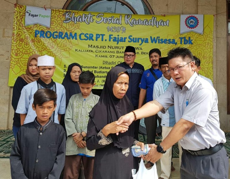 Simbolis: Kurniawan menyerahkan Simbolis kepada warga yang mendapatkan Zakat dan Santunan