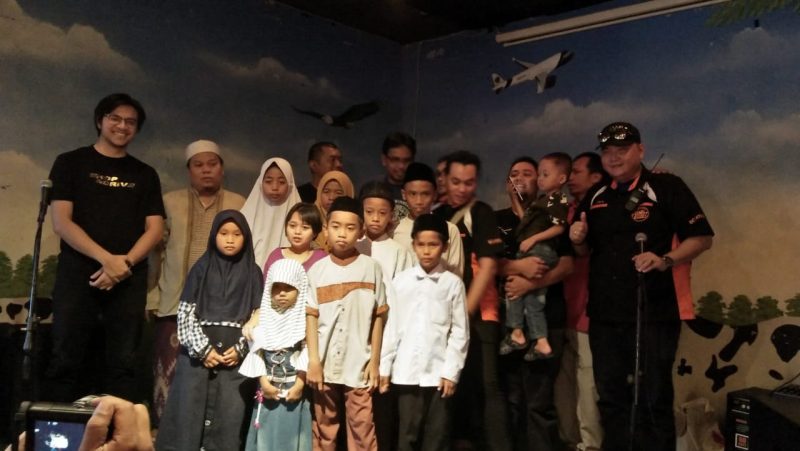 Santunan: Dua Komunitas tampas kompak saat berfoto bersama.