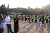 Senam Sehat: Para Peseta Senam Sehat Kolosal BPJS Kesehatan Kantor Cabang Bekasi, yang di gelar di Alun-alun Kota Bekasi, MInggu (29/7/18).