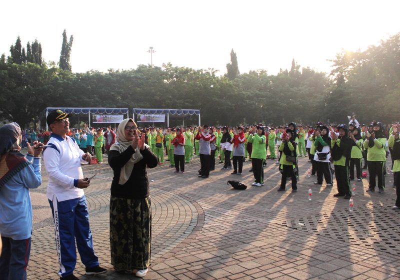 Senam Sehat: Para Peseta Senam Sehat Kolosal BPJS Kesehatan Kantor Cabang Bekasi, yang di gelar di Alun-alun Kota Bekasi, MInggu (29/7/18).