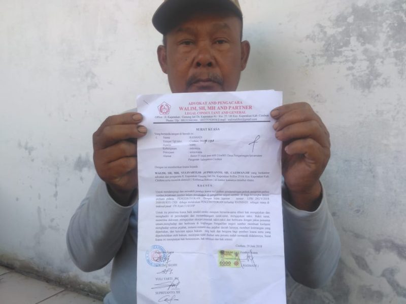 Madi menunjukan sebuah kertas dokumen yang ia pegang.