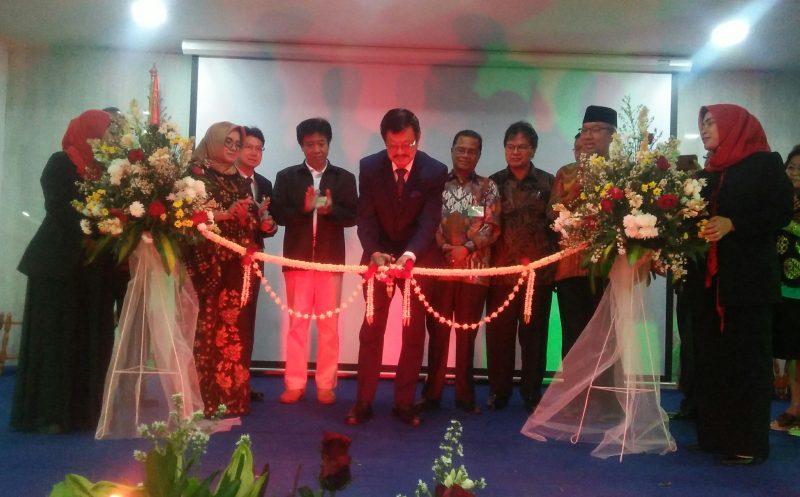 Resmi: drg. Suherman Widiyatomo meresmikan Insitute  Medika Drg. Suhermnan, Selasa (31/18). 