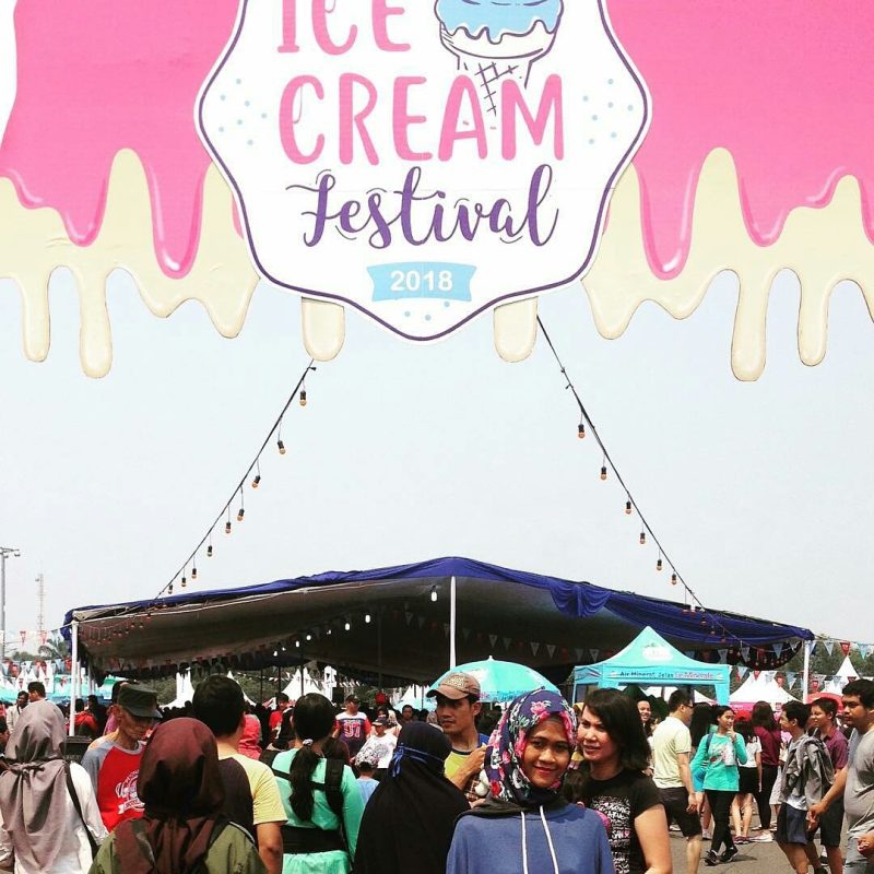 Ramai: Para Pengunjung ice cream Rp.10.00 pecah di Kota Harapan Indah.