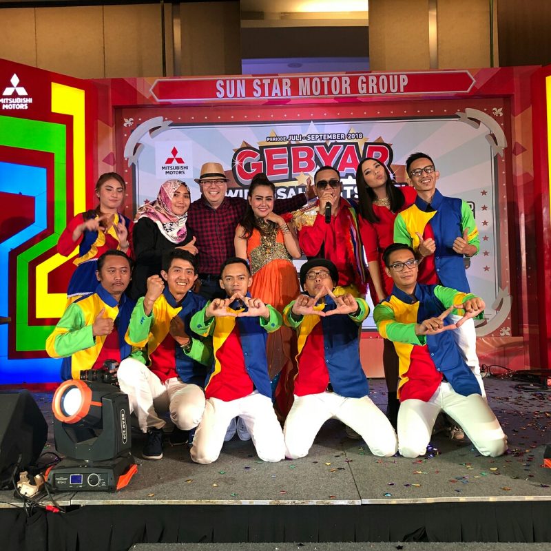 Salam Mitsubishi : Tampak ceria disaat foto bersama seusai acara. 