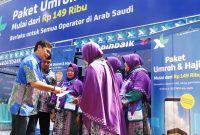 GM Sales Operations XL Axiata Regional Jabodetabek, Hendra Dotulong (paling kiri) memperkenalkan paket XL Haji dan fasilitas yang tersedia di Posko Haji XL kepada calon Jamaah Haji di Asrama Haji Pondok Gede pada hari ini, Kamis (26/7). Posko Haji XL menyediakan berbagai fasilitas untuk mempermudah komunikasi para jamaah Haji baik untuk kenyamanan komunikasi saat persiapan keberangkatan Haji maupun selama menunaikan ibadah Haji di Tanah Suci.