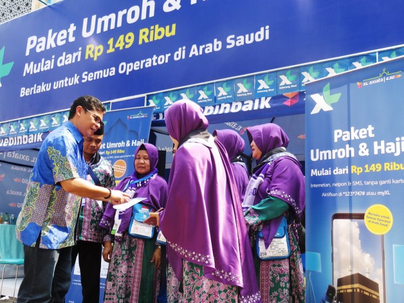 GM Sales Operations XL Axiata Regional Jabodetabek, Hendra Dotulong (paling kiri) memperkenalkan paket XL Haji dan fasilitas yang tersedia di Posko Haji XL kepada calon Jamaah Haji di Asrama Haji Pondok Gede pada hari ini, Kamis (26/7). Posko Haji XL menyediakan berbagai fasilitas untuk mempermudah komunikasi para jamaah Haji baik untuk kenyamanan komunikasi saat persiapan keberangkatan Haji maupun selama menunaikan ibadah Haji di Tanah Suci.