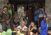 Sejumlah wisatawan pendaki Gunung Rinjani berhasil turun saat terjadi gempa di pintu pendakian Bawaq Nau, Kecamatan Sembalun, Selong, Lombok Timur, NTB, Minggu (29/7/2018). 