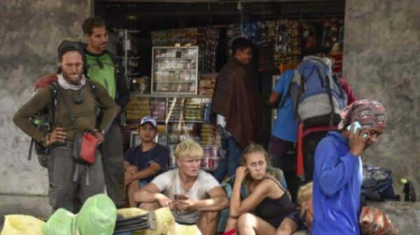 Sejumlah wisatawan pendaki Gunung Rinjani berhasil turun saat terjadi gempa di pintu pendakian Bawaq Nau, Kecamatan Sembalun, Selong, Lombok Timur, NTB, Minggu (29/7/2018). 