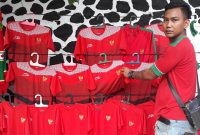 Pedagang atribut di Stadion Patriot saat Timnas Indonesia U-23 bertanding