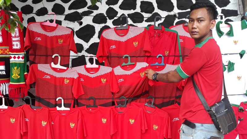 Pedagang atribut di Stadion Patriot saat Timnas Indonesia U-23 bertanding