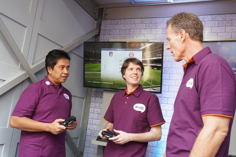 Vice President XL Axiata Region Jabodetabek, Bambang Parikesit, Chief Marketing Officer XL Axiata, David Arcelus Oses bersama Direktur Komersial XL Axiata, Allan Bonke dalam acara pembukaan AXIS Pop-Up Station di Jakarta. Jumat (10/8). AXIS Pop-Up Station merupakan suatu wadah bagi anak-anak muda untuk berkumpul, berkarya, dan pengembangan potensi yang mereka miliki. Acara ini akan digelar di 9 kota besar yaitu, Jakarta, Makassar, Jember, Pekanbaru, Bandung, Banjarmasin, Malang, Medan, dan Yogyakarta mulai 10 Agustus 2018.