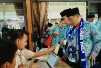 Cek Kelegkapan: Panitia yang sedang cek kelengkapan dokumen jemaah haji, Rabu (1/8/18).