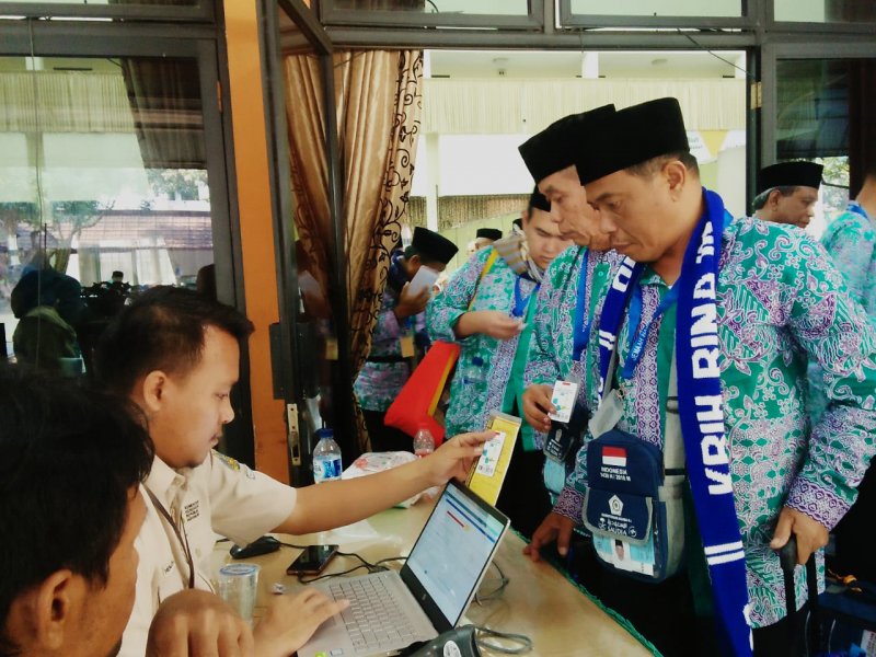 Cek Kelegkapan: Panitia yang sedang cek kelengkapan dokumen jemaah haji, Rabu (1/8/18).