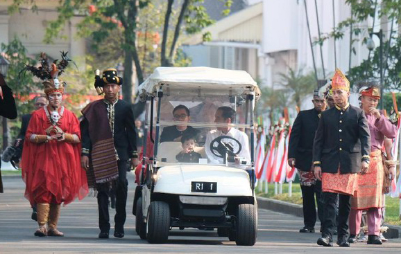 Jokowi Ajak Cucunya Pertamanya Dalam Upacara HUT RI Ke-73 di Istana Merdeka