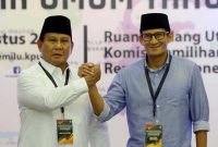 Pasangan calon presiden dan wakil presiden Prabowo Subianto (kiri) dan Sandiaga Uno (kanan) melakukan salam komando di atas podium usai pendaftaran di Kantor KPU, Jakarta, Jumat (10/8/2018). Pasangan Prabowo-Sandiaga secara resmi mendaftar sebagai calon presiden dan wakil presiden tahun 2019-2024. 