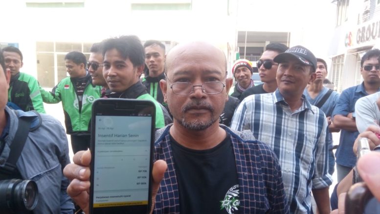 DEMO. Tuntut Kenaikan insentif, Ratusan Mitra Aplikator Tansportasi (Daring) gerudug Kantor Grab, Senin (6/8) kemarin,