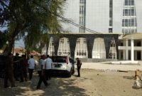 Nampak rombongan dari Kejaksaan Negeri Kota Cirebon mendadak mampir di depan bangunan gedung Setda 8 Lantai, Rabu (8/8) Siang.