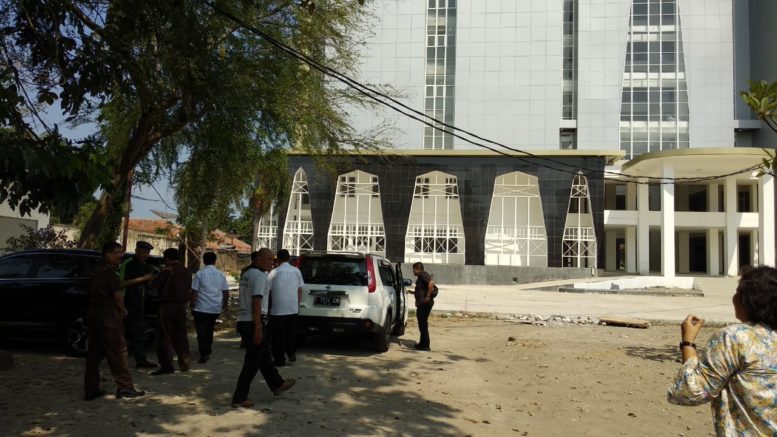 Nampak rombongan dari Kejaksaan Negeri Kota Cirebon mendadak mampir di depan bangunan gedung Setda 8 Lantai, Rabu (8/8) Siang.