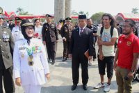 Bupati Indramayu Hj. Anna Sophanah bertindak sebagai inspektur upacara mengajak kepada seluruh lapisan masyarakat Indramayu untuk tetap bersemangat membangun dalam kebersamaan, Jumat (17/8/2018).