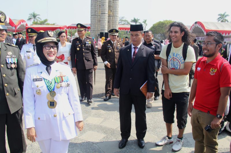 Bupati Indramayu Hj. Anna Sophanah bertindak sebagai inspektur upacara mengajak kepada seluruh lapisan masyarakat Indramayu untuk tetap bersemangat membangun dalam kebersamaan, Jumat (17/8/2018).