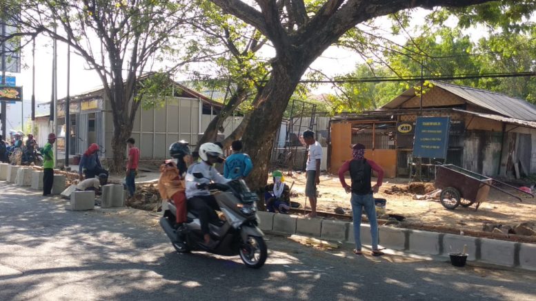 Nampak para pekerja memperbaiki trotoar di sepanjang Jalan Majasem, Senin (20/8).