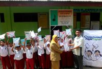 GEMBIRA: Sebanyak 50 sekolah dasar di Kecamatan Cikarang Barat, mendapatkan 15.000 paket buku dan alat tulis dari Fajar Paper. Hal tersebut dilakukan Fajar Paper untuk memajukan dunia pendidikan.