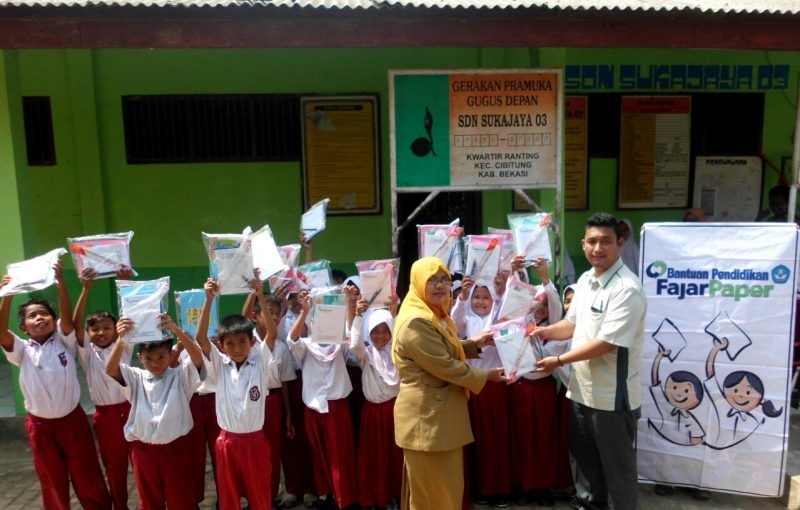 GEMBIRA: Sebanyak 50 sekolah dasar di Kecamatan Cikarang Barat, mendapatkan 15.000 paket buku dan alat tulis dari Fajar Paper. Hal tersebut dilakukan Fajar Paper untuk memajukan dunia pendidikan.