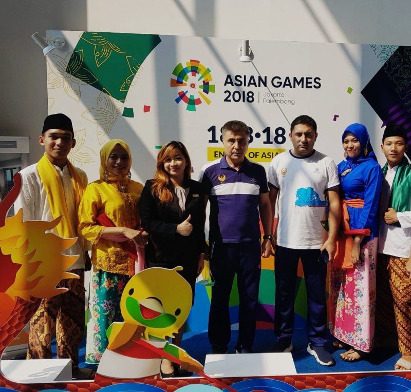 Foto Bersama: Kunthi, Director of Sales Hotel Harper Cikarang bersama abang mpok kabupaten bekasi beserta tim atlit asean games 2018.