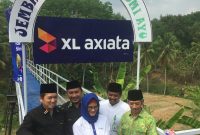 Presiden Direktur XL Axiata, Dian Siswarini (tengah ) bersama Bupati Pringsewu, H. Sujadi Saddat (kanan ), dan Direktur Utama Inisiatif Zakat Indonesia (IZI), Wildhan Dewayana ( kiri ),  dalam acara peresmian jembatan XL Talang Bumi Ayu di Pringsewu, Lampung Sabtu (25/8).