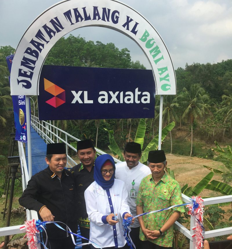 Presiden Direktur XL Axiata, Dian Siswarini (tengah ) bersama Bupati Pringsewu, H. Sujadi Saddat (kanan ), dan Direktur Utama Inisiatif Zakat Indonesia (IZI), Wildhan Dewayana ( kiri ),  dalam acara peresmian jembatan XL Talang Bumi Ayu di Pringsewu, Lampung Sabtu (25/8).