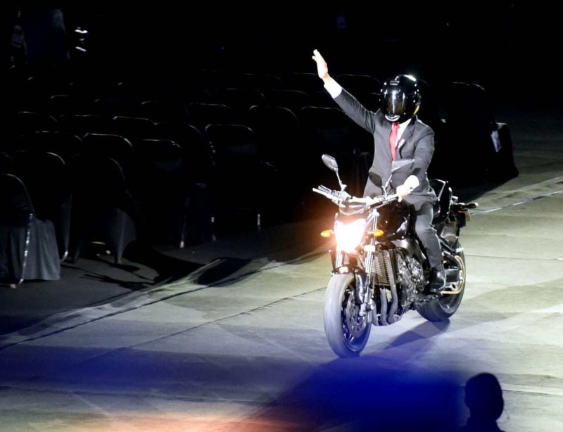 Presiden RI Jokowi Dodo Melambaikan Tangan di Acara Opening Ceremony Asian Games 2018.