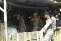 Puluhan anggota Satuan Polisi Pamong Praja Kabupaten Bekasi memindahkan pedagang kaki lima (PKL) di Pasar Babelan, Senin (13/8/2018).