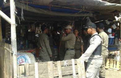 Puluhan anggota Satuan Polisi Pamong Praja Kabupaten Bekasi memindahkan pedagang kaki lima (PKL) di Pasar Babelan, Senin (13/8/2018).