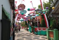 Puluhan payung lipat tergantung dan tertata unik