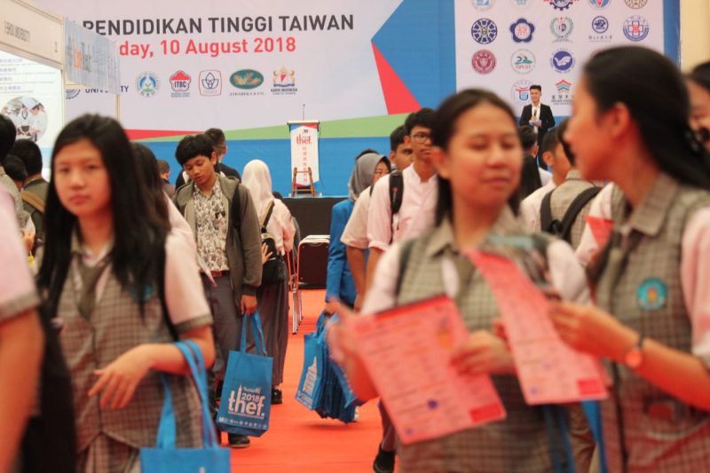  Sebanyak 1.500 pelajar dan mahasiswa membanjiri stand Pameran Pendidikan Tinggi Taiwan
