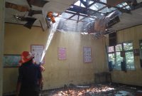 Si jago Merah Melalap 3 Ruang Sekolah Dasar di Cirebo.