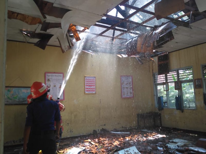 Si jago Merah Melalap 3 Ruang Sekolah Dasar di Cirebo.